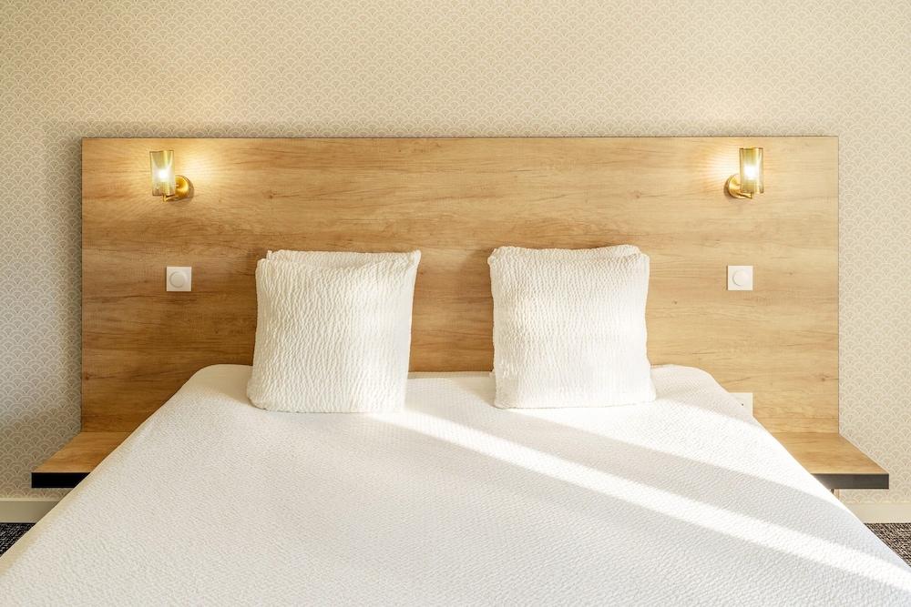 Standard Room, 1 King Bed, Non Smoking, Garden View - Photo 5