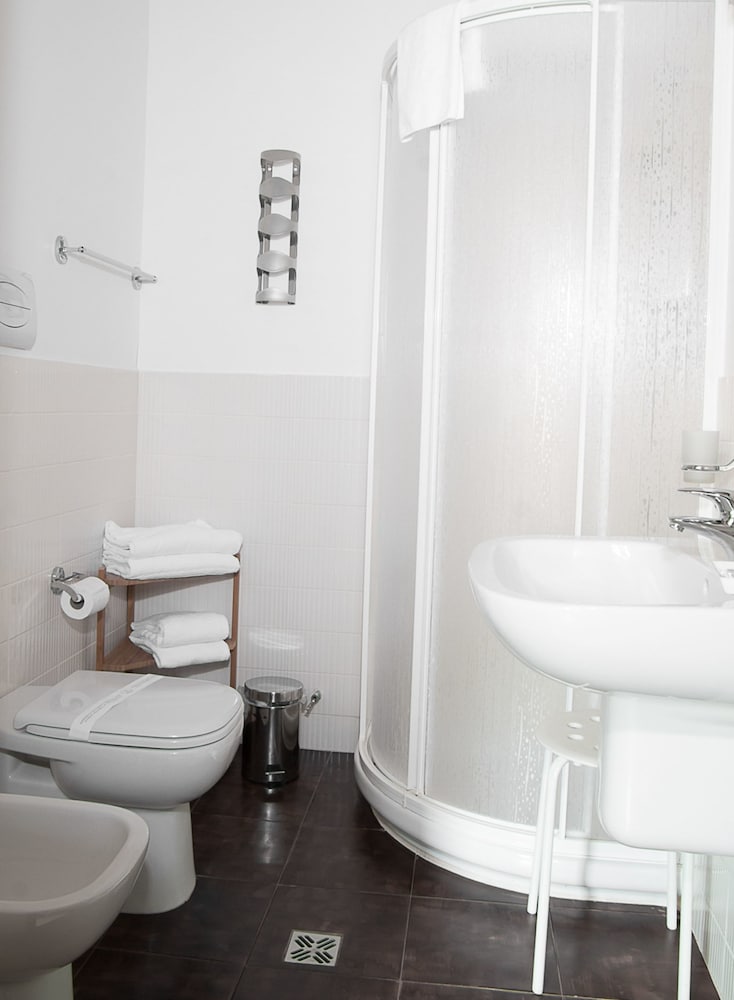 Standard Double Room - Photo 2