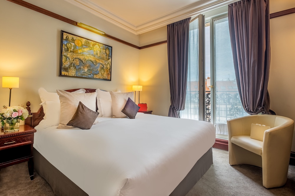 Deluxe Room, Balcony, City View thumbnail 5
