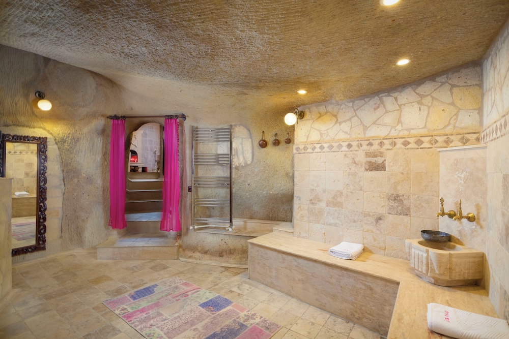Fuchsia Honeymoon Suite photo 3