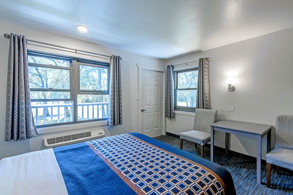 Premium Studio Suite, 1 King Bed, Refrigerator & Microwave, Courtyard View (not pet friendly)