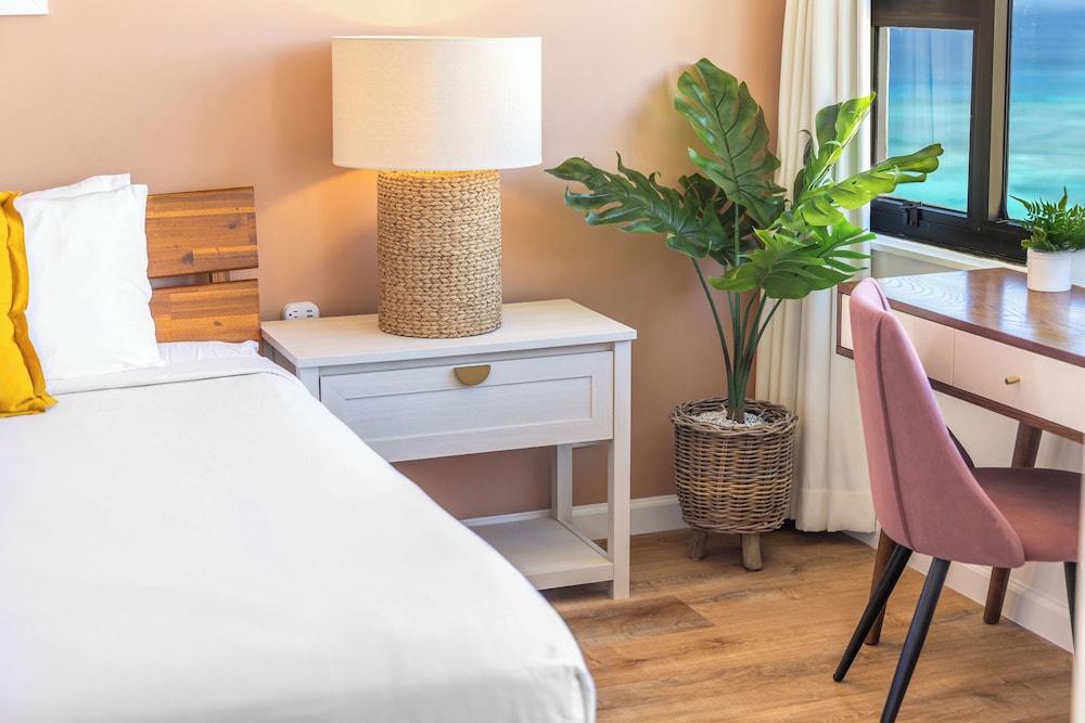 Premium Remodeled Condo with Ocean View and Parking: Condo, 1 Bedroom, Ocean View (0120) photo