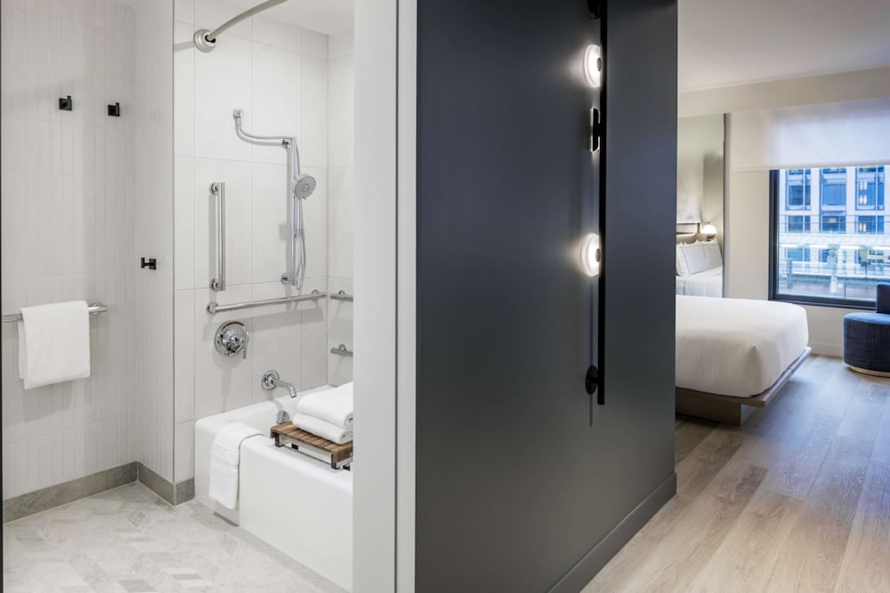 Room, 1 King Bed, Bathtub thumbnail 6