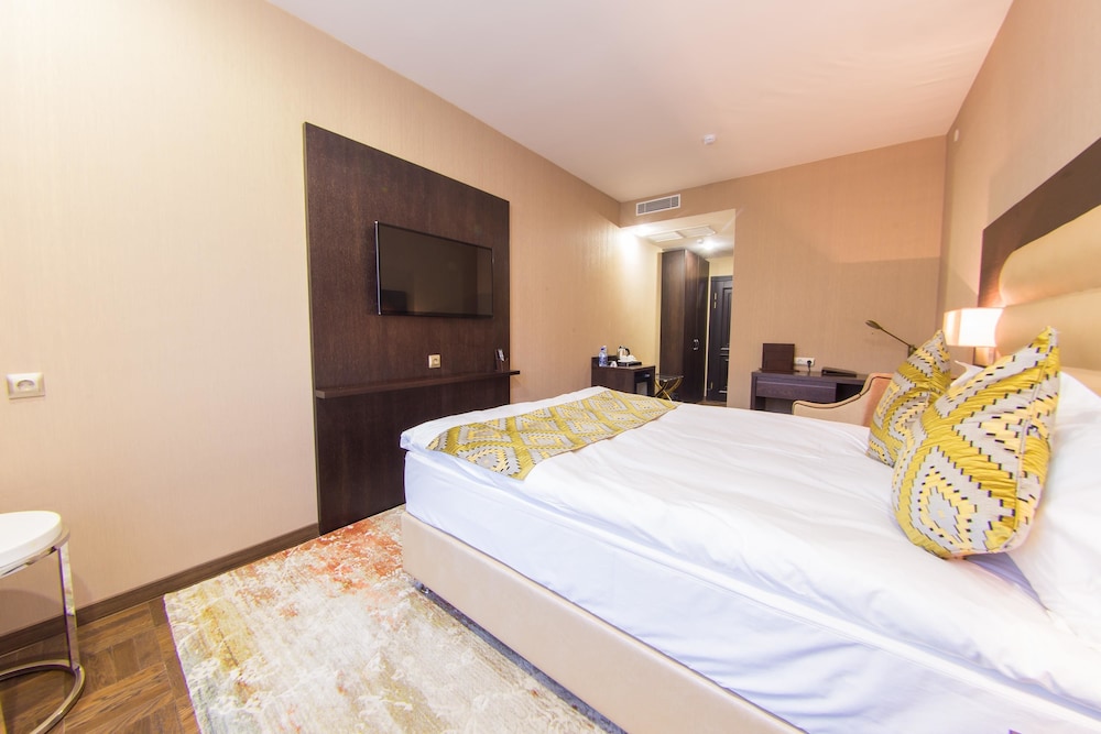 Standard Room, 1 Queen Bed, Non Smoking photo 2
