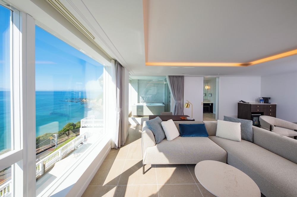 Deluxe Suite, Non Smoking (Breakfast + French Dinner [Dinner time: 7:30~8:00PM])