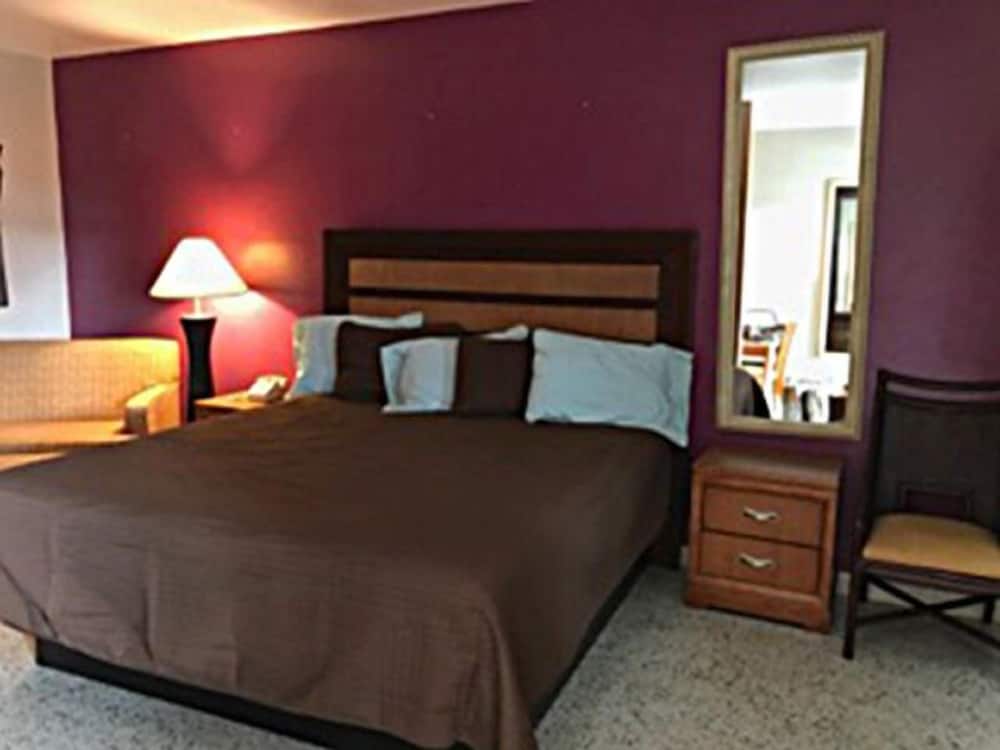 Room, 1 King Bed, Kitchenette photo 1