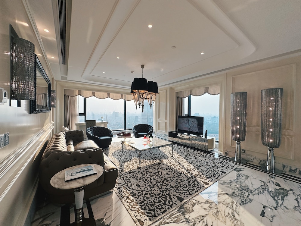 Designer Suite, Club Lounge Access, Free Minibar, City or River View photo 2