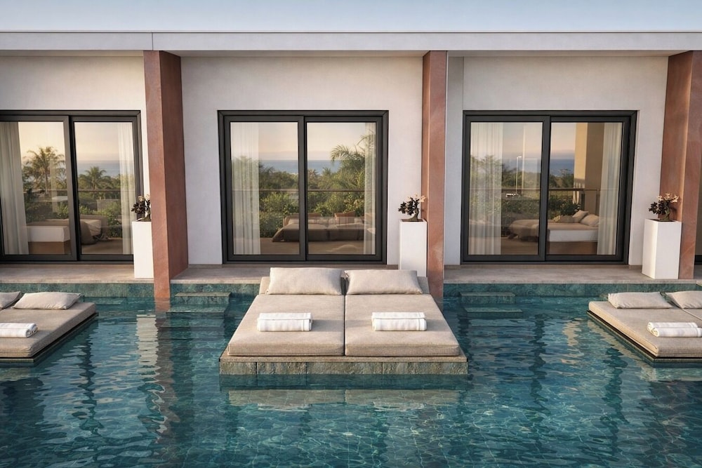 Deluxe Shallow Pool Room