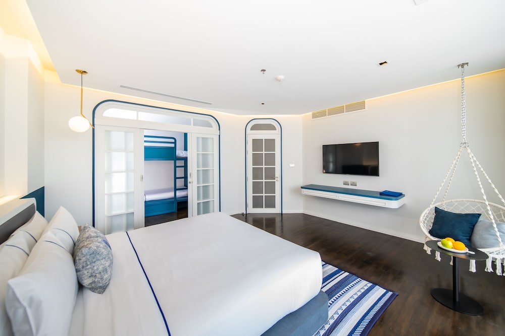 Family Room, City View thumbnail 6