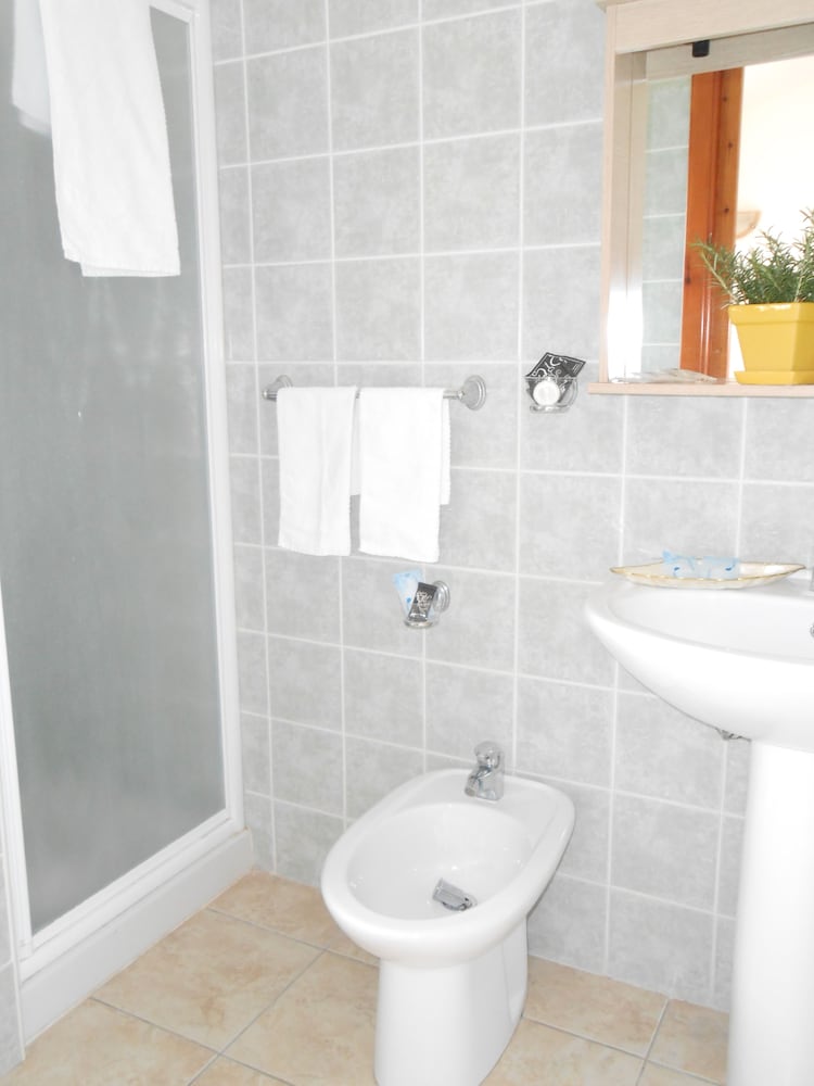 Economy Triple Room - Photo 3
