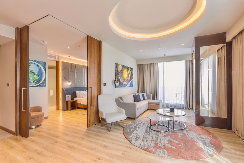 Executive Suite - Photo 2