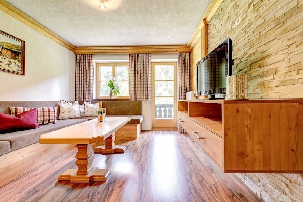 Comfort Apartment, 4 Bedrooms, Balcony, Mountain View photo 3