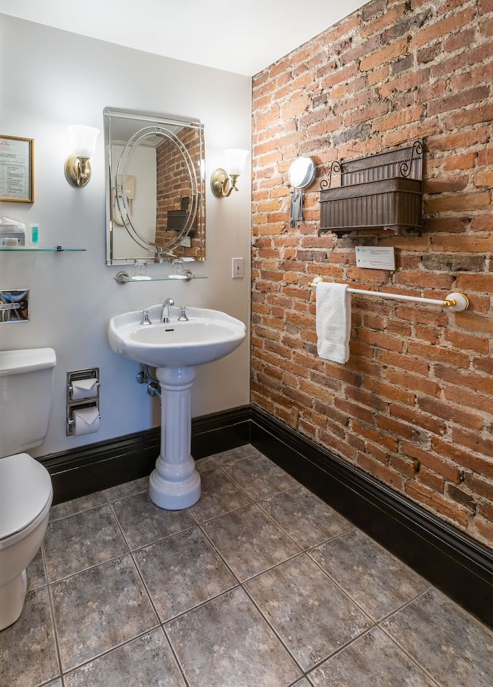Prestige Clos St-Louis - 1st or 2nd floor, no elevator