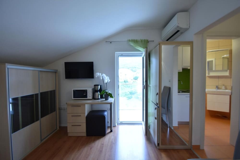 Studio (Ante - mountain view and sea view - S)