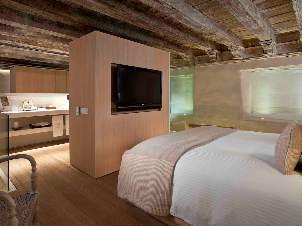 Suite, 1 King Bed (Duplex, Colonial Area, Butler Service) - Photo 2