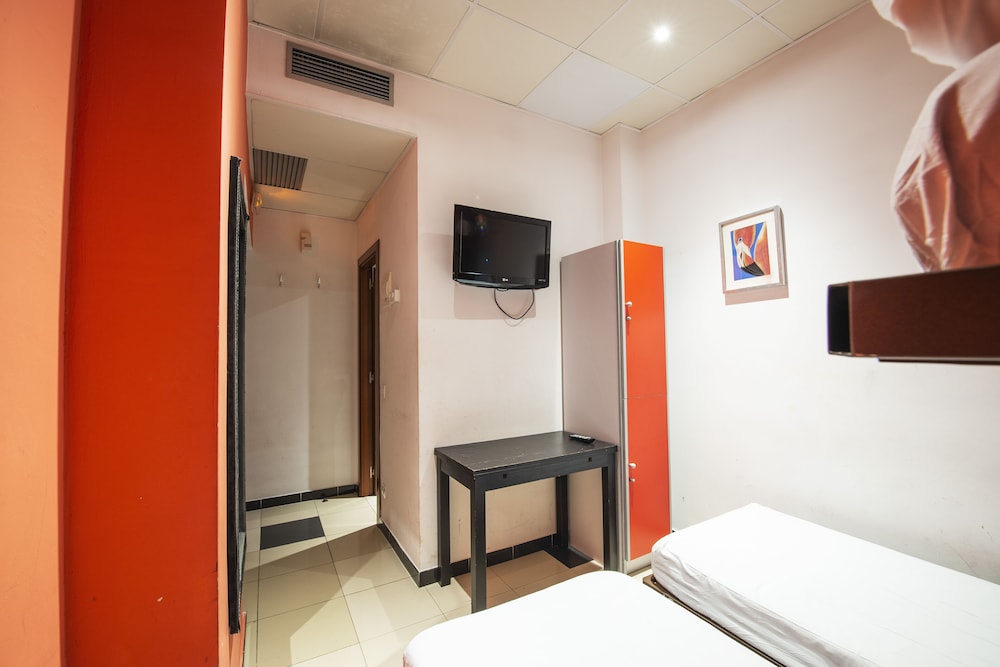 Triple Room (Single Over Double Ensuite) photo 2