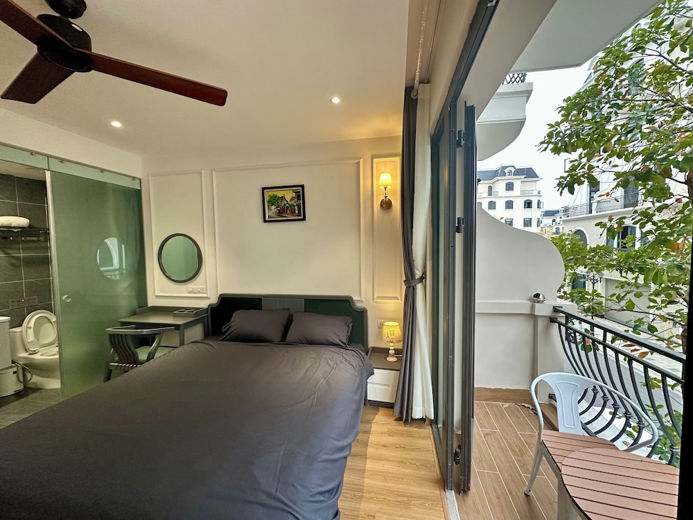 Deluxe Twin Room, Balcony, City View photo 2