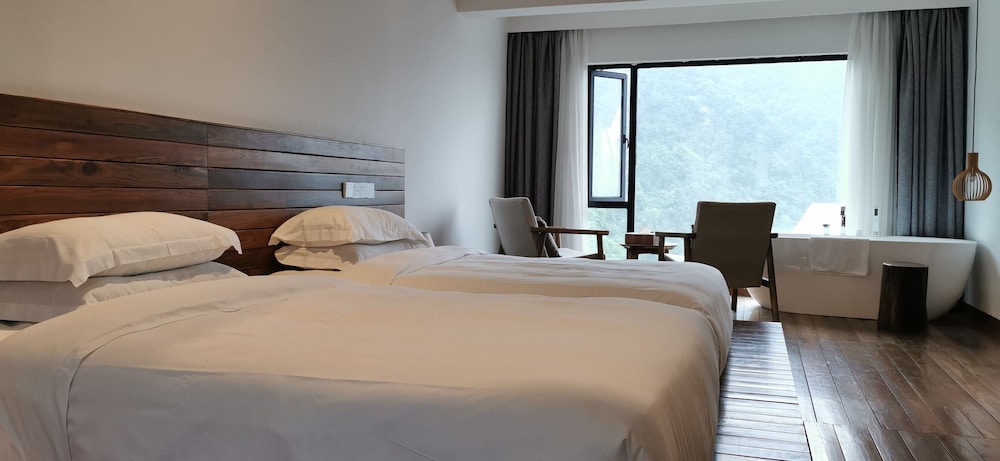 Deluxe Twin Room with View photo 3