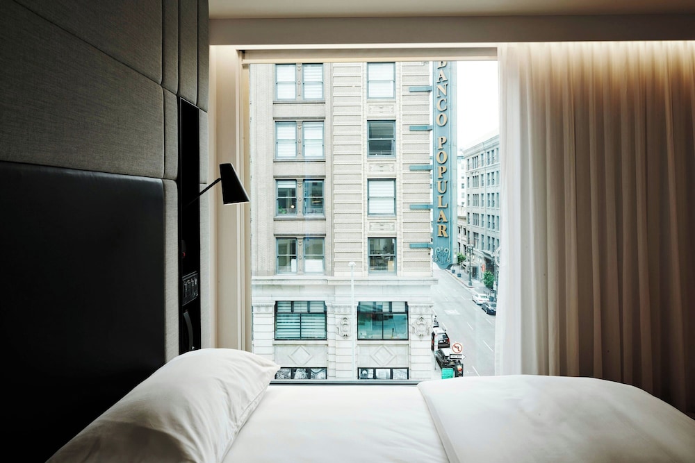 Premium Room, 1 King Bed (View) - Photo 3