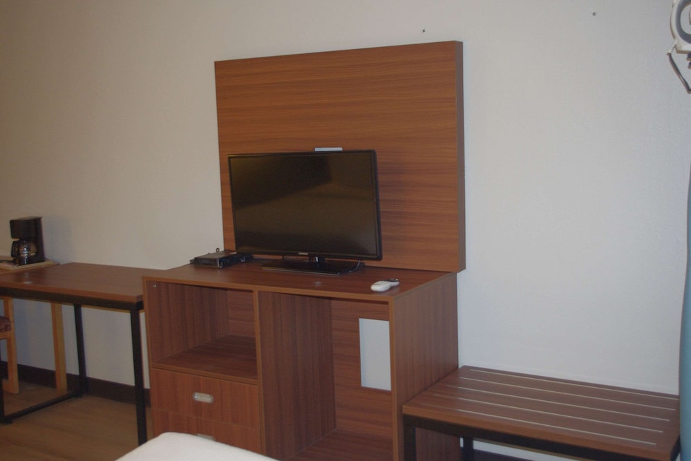 Standard Room, 2 Queen Beds, Non Smoking - Photo 2