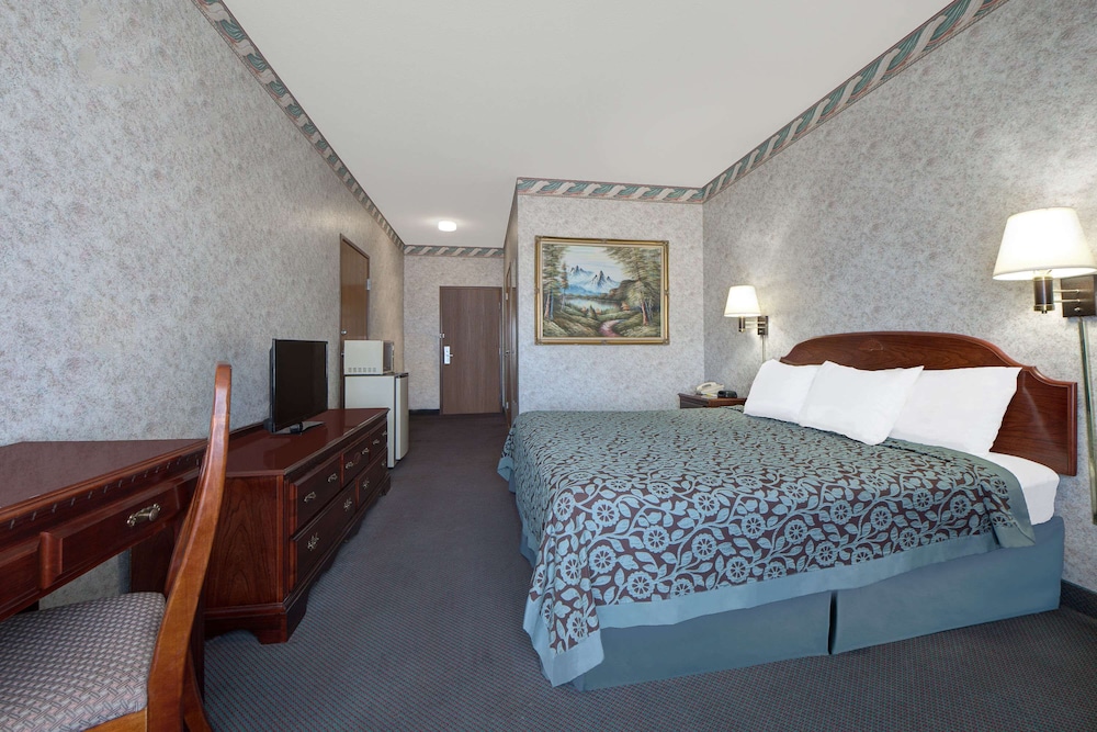 Standard Room, 1 King Bed - Photo 3