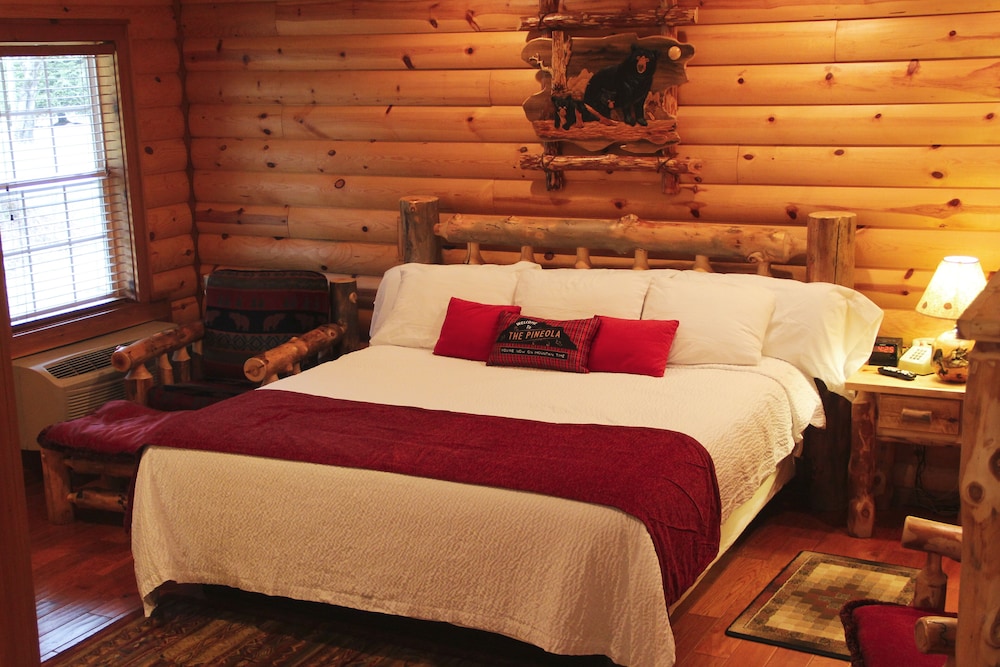 Honeymoon Cabin, 1 King Bed photo 3