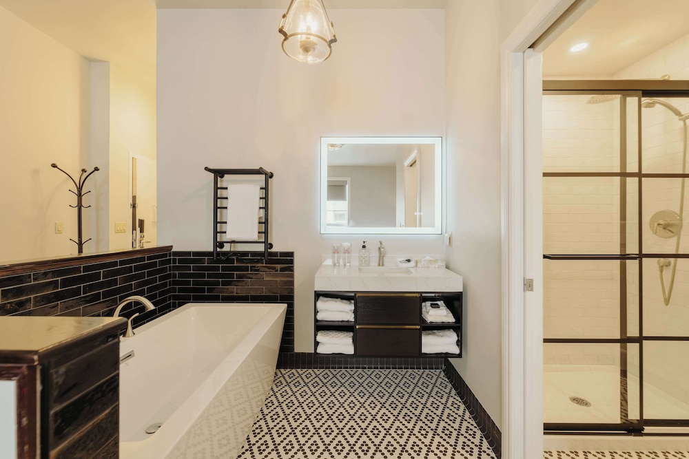 Standard Room, 1 King Bed, Non Smoking (Walk-in Shower) photo 1