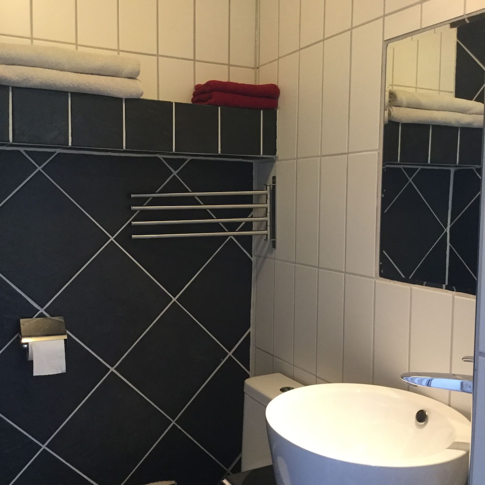 Family Room, Private Bathroom - Photo 5