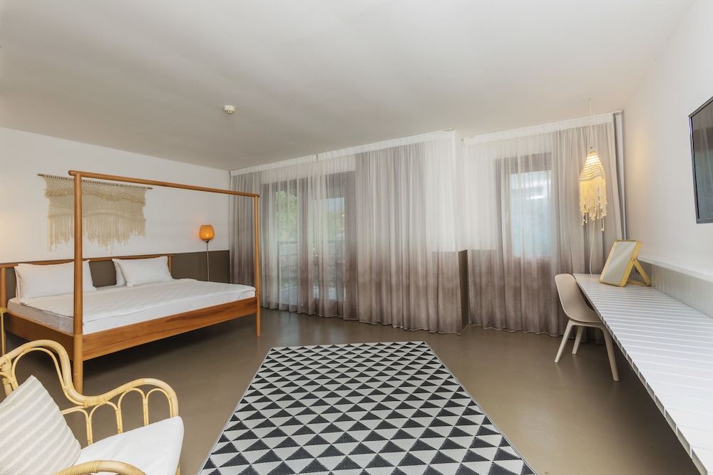 Executive Room, 1 King Bed, Balcony, Pool View photo 1