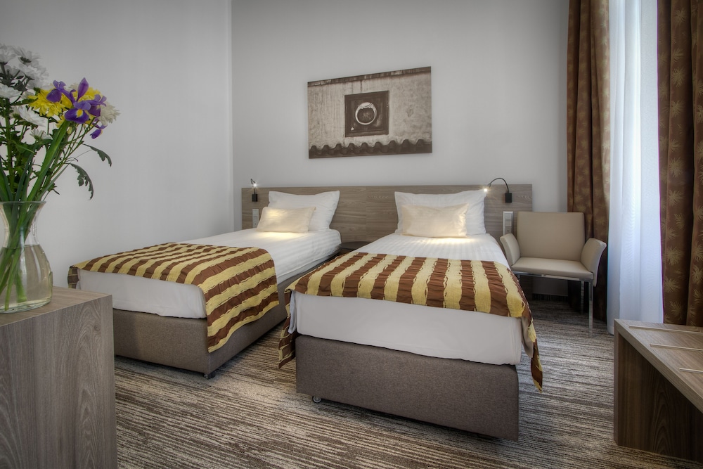 Double Room Single Use thumbnail 5