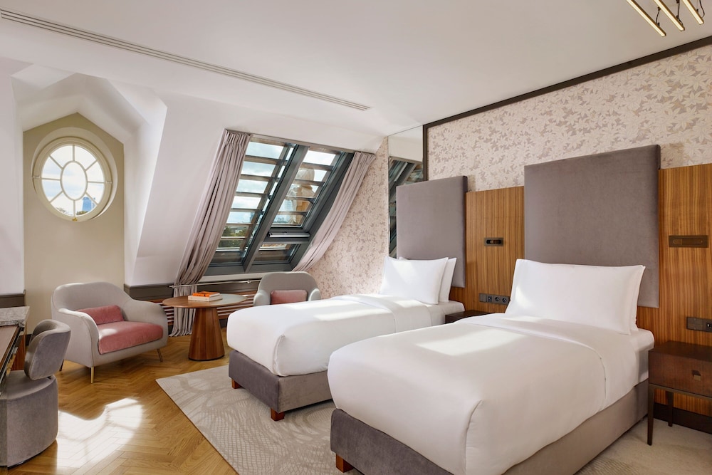 Junior Suite, 1 King Bed photo 2