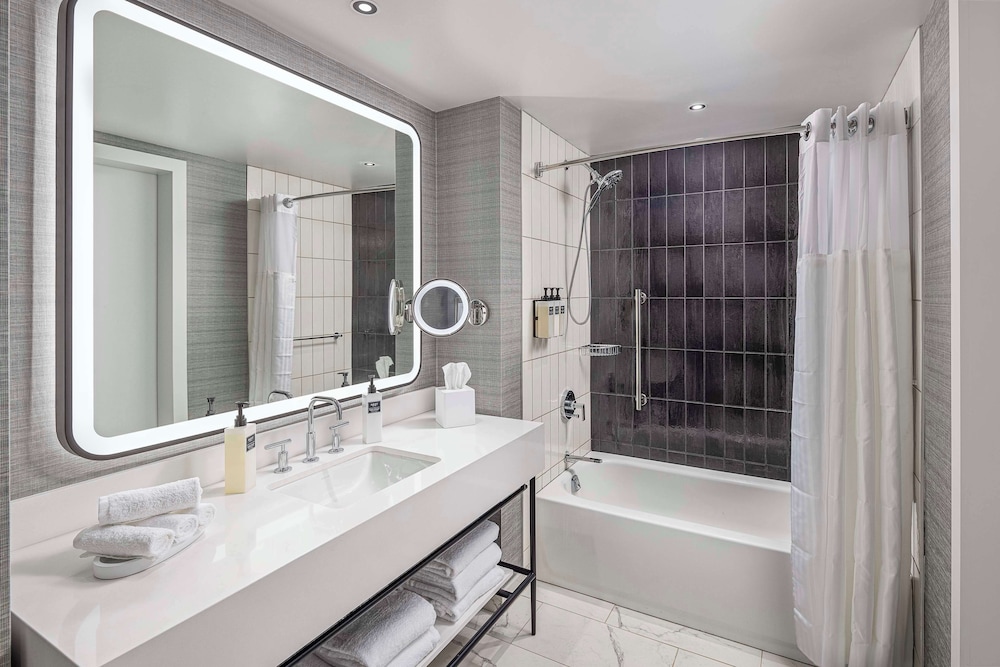 Room, 1 King Bed, Bathtub (Peloton) - Photo 5