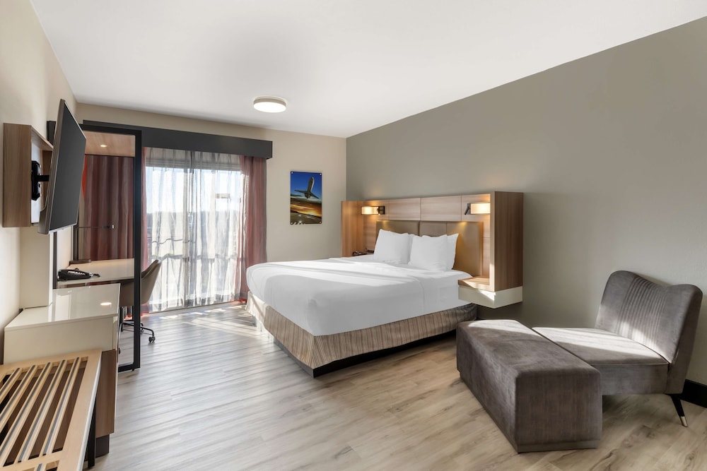 Standard Room, 1 King Bed, Accessible, Non Smoking - Photo 3
