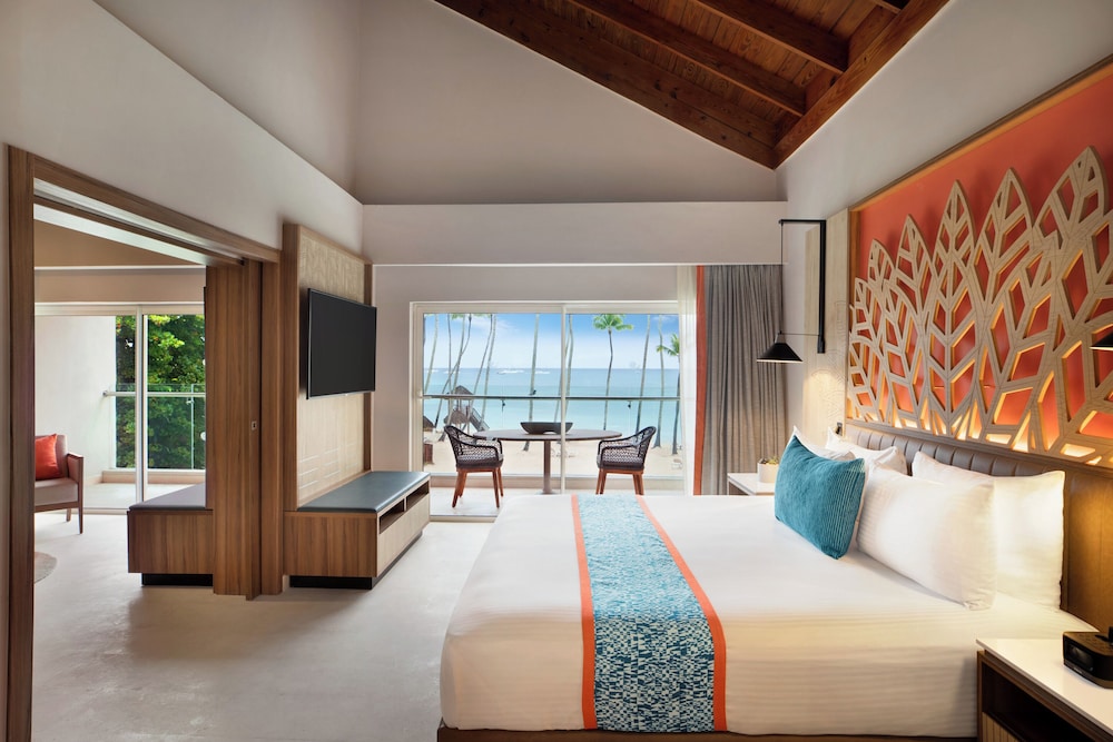 Suite, 1 King Bed, Oceanfront (Preferred) - Photo 2