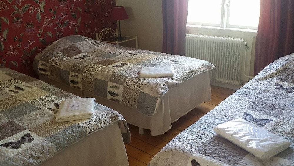 Basic Triple Room, 3 Twin Beds, Shared Bathroom, Partial Lake View photo 2