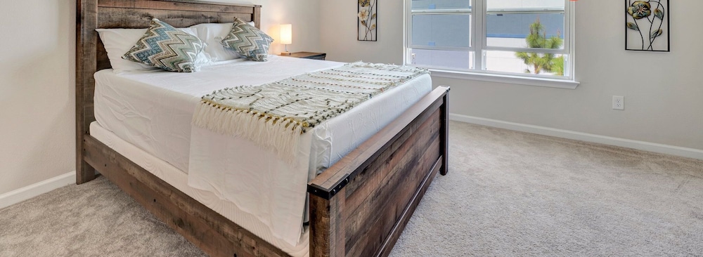 Room, Share House, Private Bath, 1 Queen Bed, Non-smoking photo 1