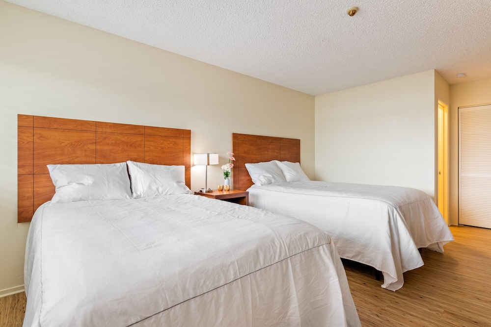 Standard Single Room, 2 Double Beds, Lake View photo 1