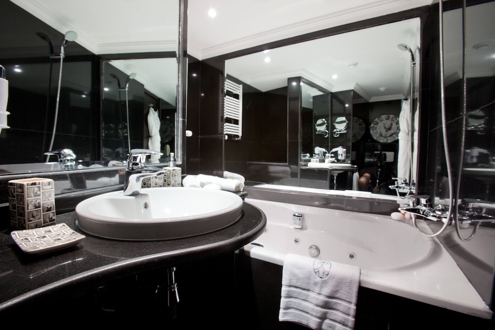 Prestige Suite with Balcony - Photo 10