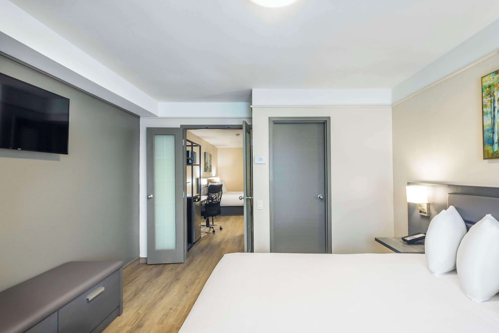 Superior Suite (two queen beds) photo 3