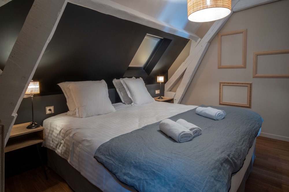 Family Room, 1 King Bed, Non Smoking (with Sofabed) - Photo 9