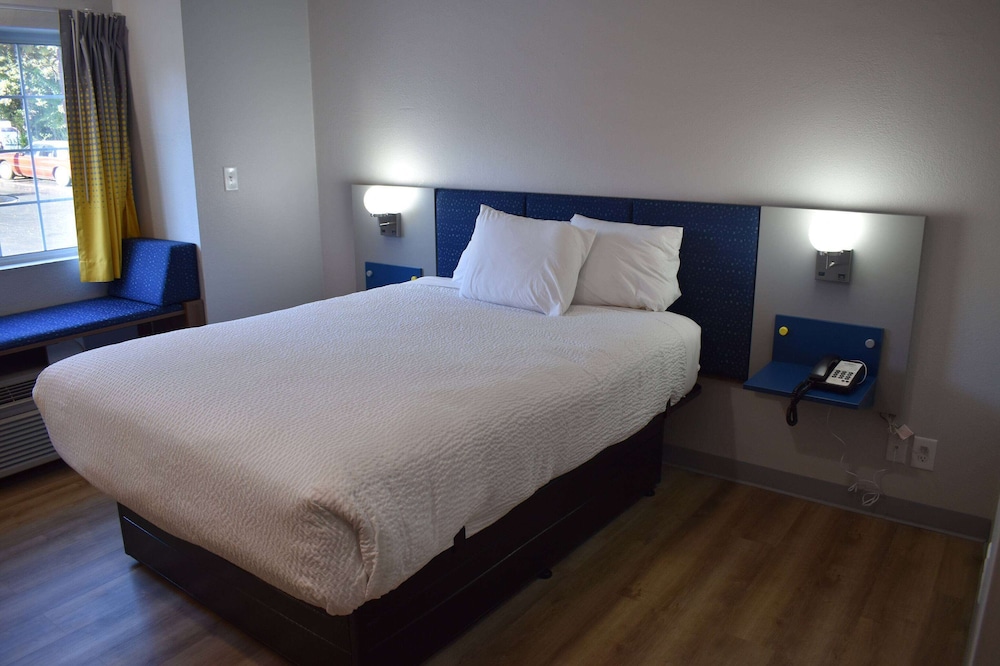 Deluxe Room, 1 Queen Bed, Non Smoking - Photo 5