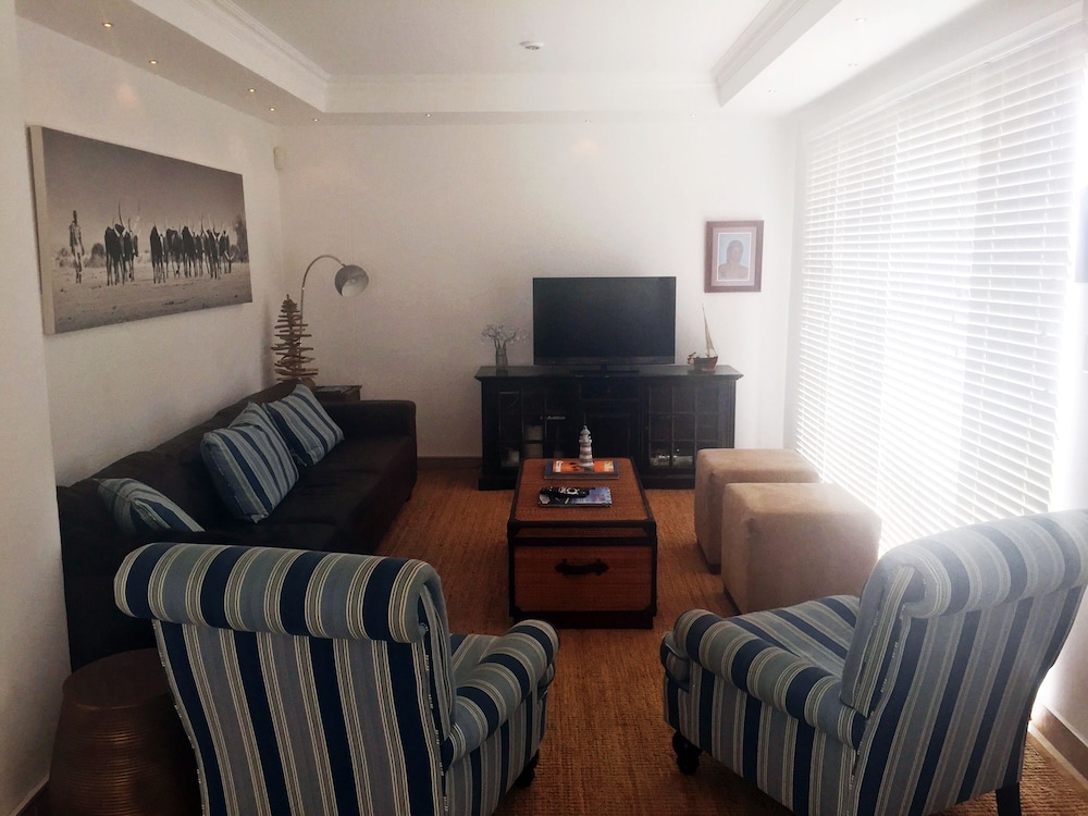 Comfort Apartment, 3 Bedrooms, Beach View photo 2