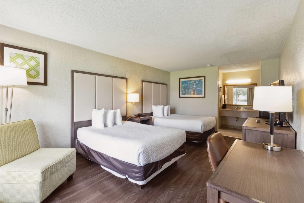 Suite, 2 Double Beds, Smoking photo 3