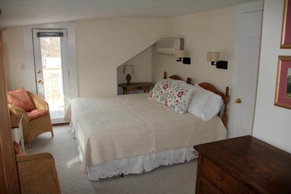 King Room with Balcony: 301 photo 2