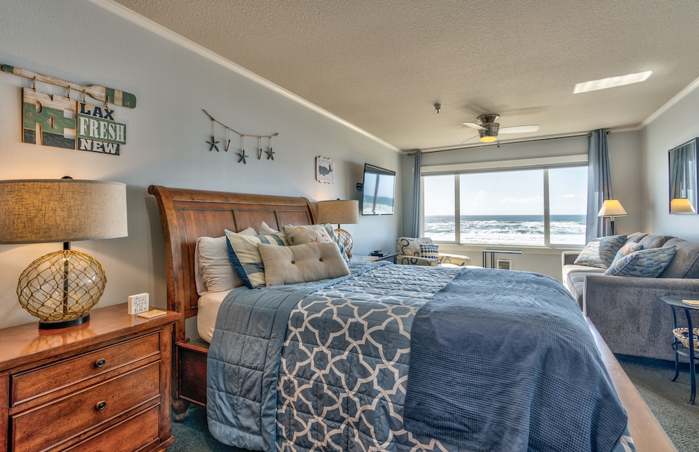 Superior Studio, 1 Queen Bed with Sofa bed, photo 6