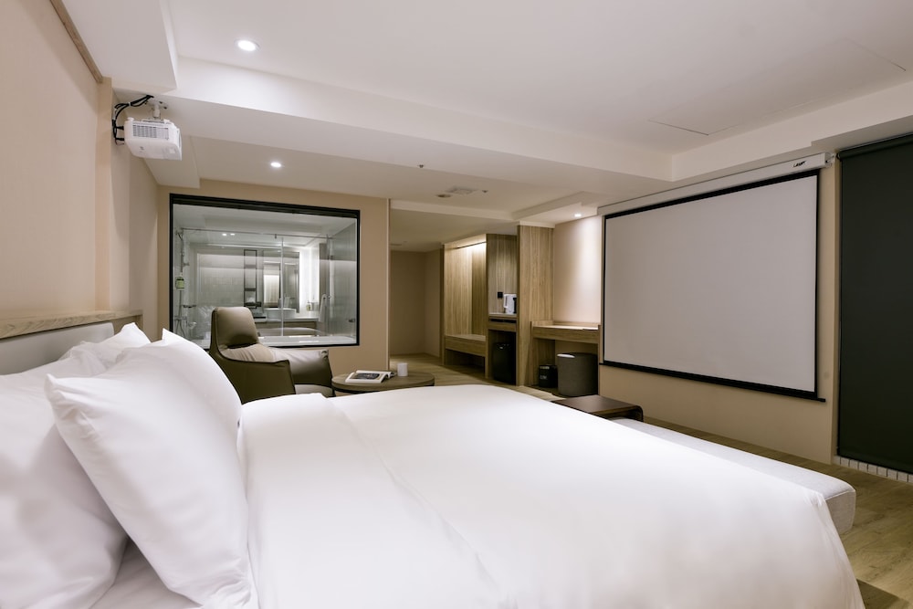 Superior Suite - Photo 11