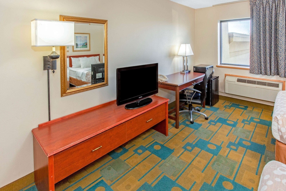 Deluxe Suite, 1 King Bed, Non Smoking (Deluxe Executive Suite) - Photo 3