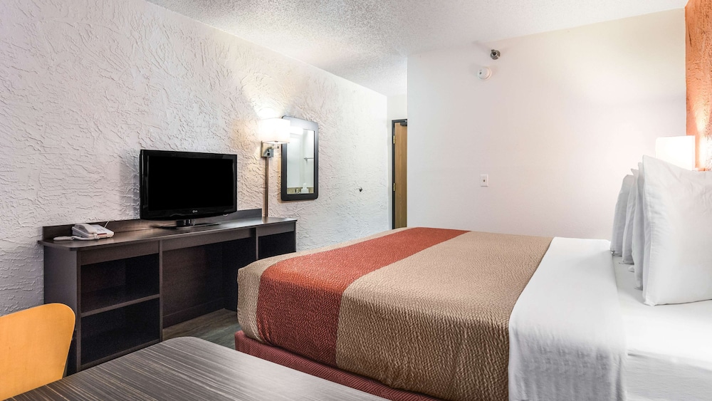 Premium Room, 1 Queen Bed, Non Smoking, Refrigerator - Photo 3