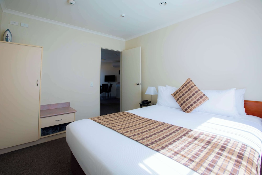 Deluxe Suite, 1 Queen Bed, Non Smoking, Kitchen thumbnail 6