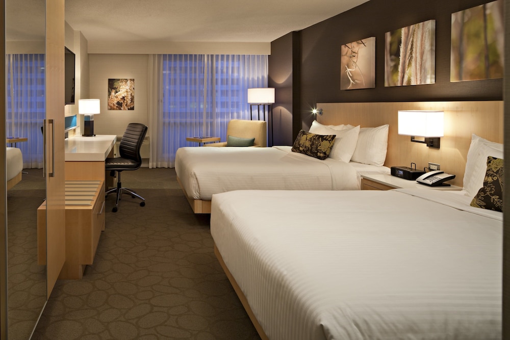 Deluxe Room, 2 Bedrooms, Poolside - Photo 2